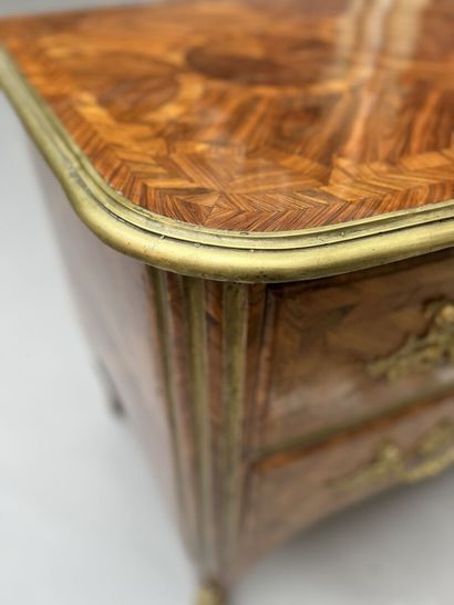 Commode en placage de bois de violette attribuée...