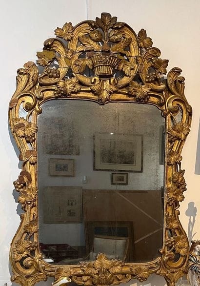 Miroir en bois mouluré sculpté et doré d'époque...