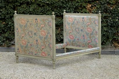 Lit en bois moulure et sculpté estampillé
P....