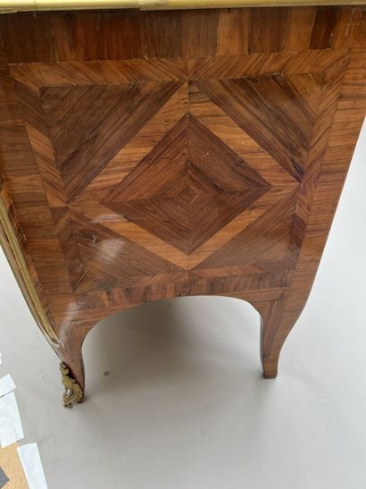 Commode en placage de bois de violette attribuée...