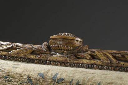 Large bergère en bois mouluré et sculpté...