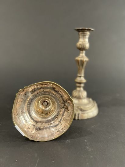 Paire de bougeoirs en métal plaqué d'argent...