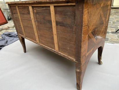 Commode en placage de bois de violette attribuée...