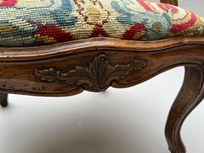 Paire de fauteuils à châssis en bois fruitier...