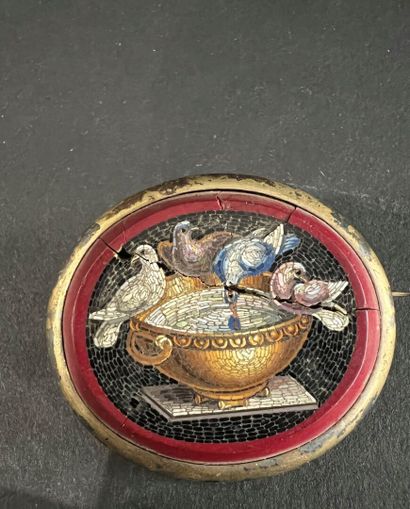 Broche en micro-mosaïque montée en vermeil,...
