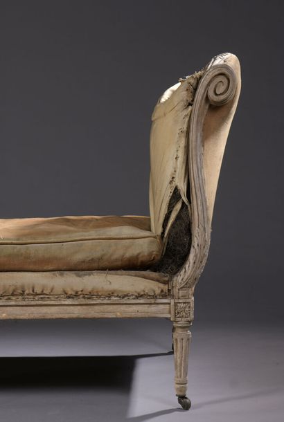 Méridienne en bois mouluré et sculpté estampillée...