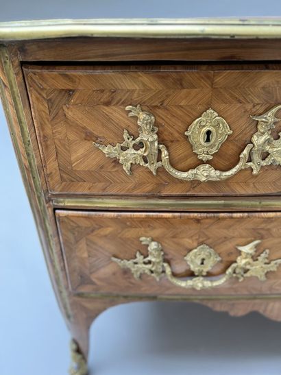 Commode en placage de bois de violette attribuée...