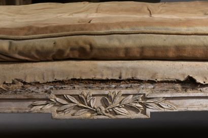 Méridienne en bois mouluré et sculpté estampillée...