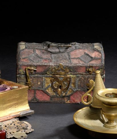 Petit coffret en tissu et passementerie d'époque...