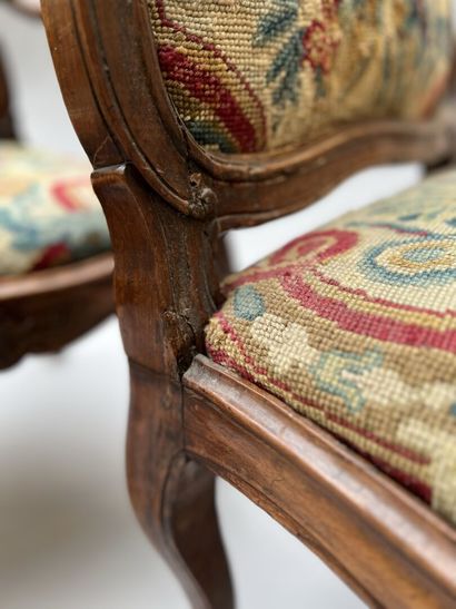 Paire de fauteuils à châssis en bois fruitier...