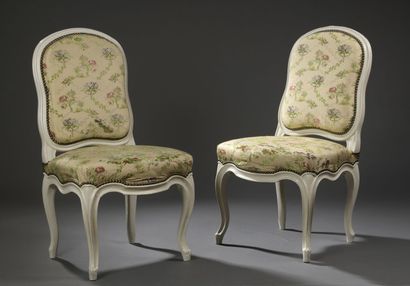 Paire de chaises royales en bois mouluré,...