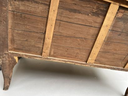 Commode en placage de bois de violette attribuée...