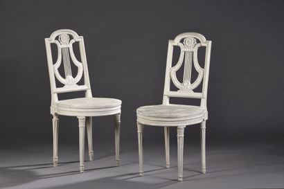 Paire de chaises cannées en bois mouluré...
