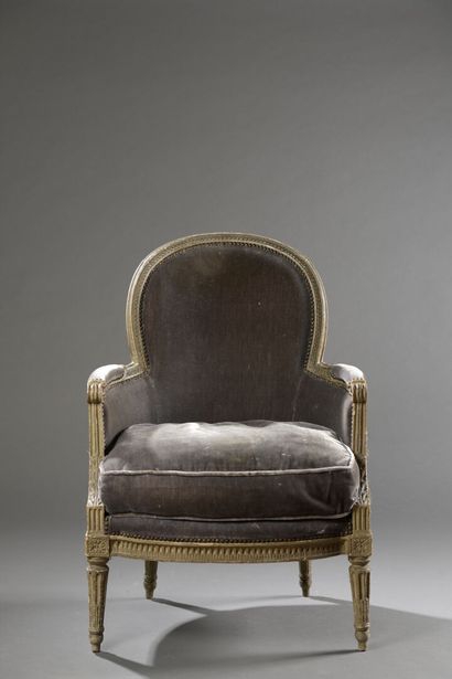 Bergère en bois mouluré et sculpté estampillée...