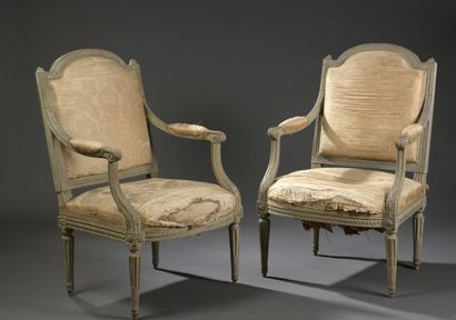 Paire de fauteuils en bois mouluré et sculpté...