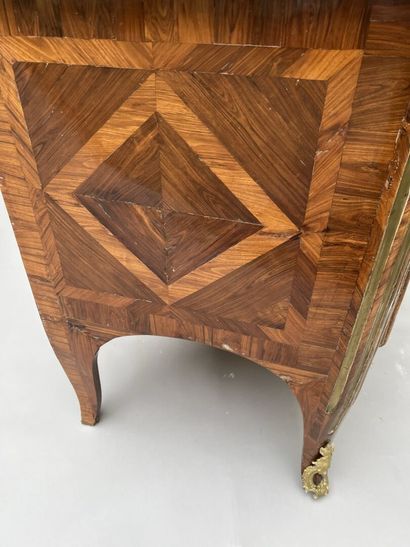 Commode en placage de bois de violette attribuée...