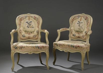 Paire de fauteuils cabriolet en bois mouluré...