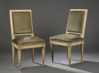 Paire de chaises en bois mouluré et sculpté...