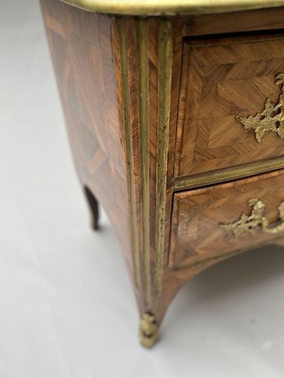Commode en placage de bois de violette attribuée...