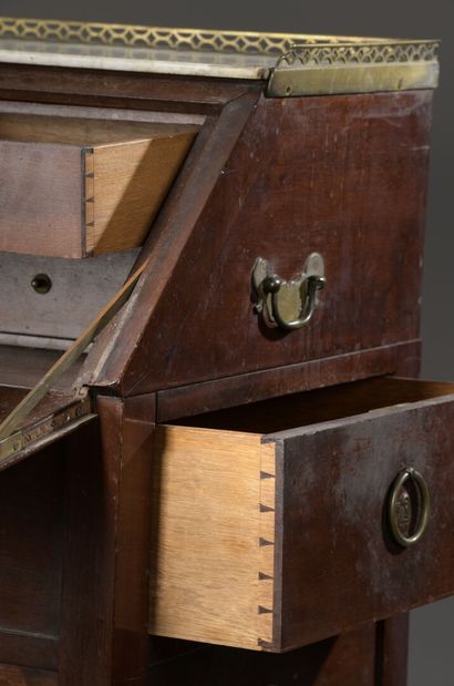 Bureau de pente en acajou et placage d'acajou...