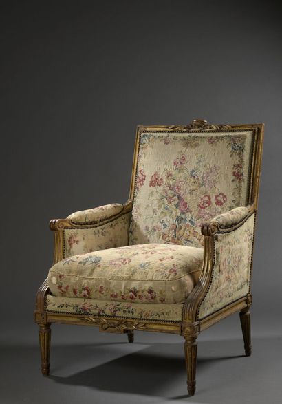 Large bergère en bois mouluré et sculpté...