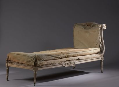 Méridienne en bois mouluré et sculpté estampillée...