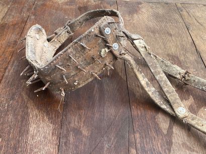 Lot of various wood and metal objects.
Knife,...