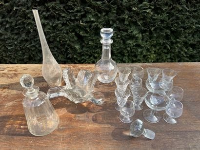 Glassware MANNETTE 
Small chips.