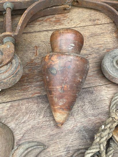 Lot of various wood and metal objects.
Knife,...