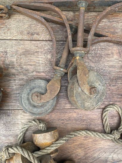 Lot of various wood and metal objects.
Knife,...