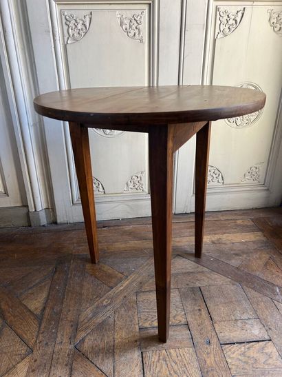 Wooden pedestal table
H. 71, D. 44 cm