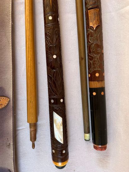 Two billiard cues, CARO in Paris
Carved wood...