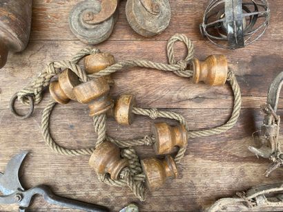 Lot of various wood and metal objects.
Knife,...