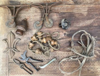 Lot of various wood and metal objects.
Knife,...