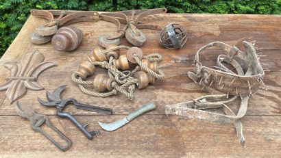Lot of various wood and metal objects.
Knife,...