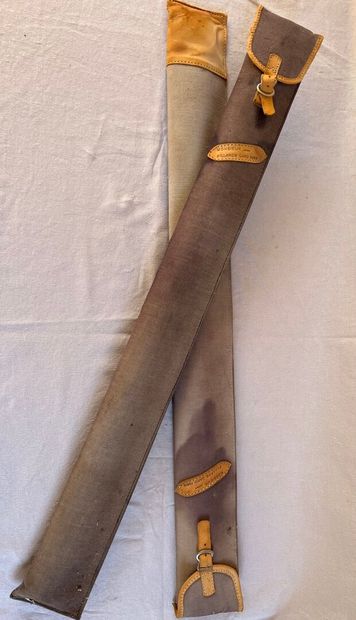 Two billiard cues, CARO in Paris
Carved wood...