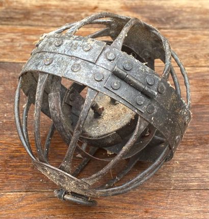 Lot of various wood and metal objects.
Knife,...