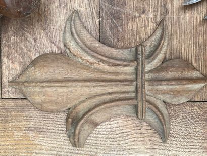Lot of various wood and metal objects.
Knife,...