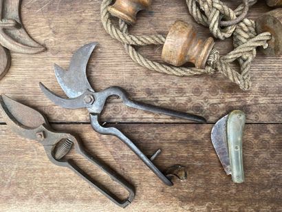 Lot of various wood and metal objects.
Knife,...