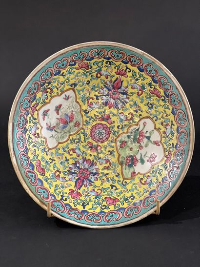 CHINA, late 19th century
Circular porcelain...