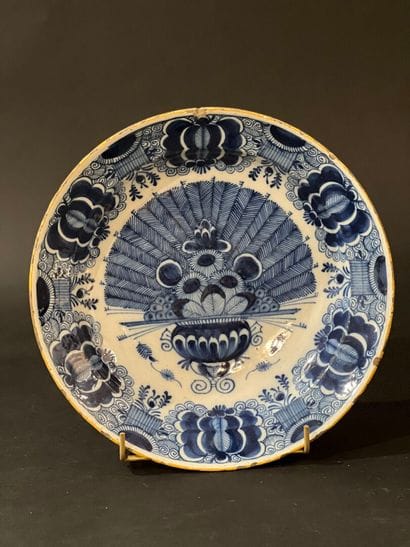 DELFT, 18th century
Round earthenware dish...