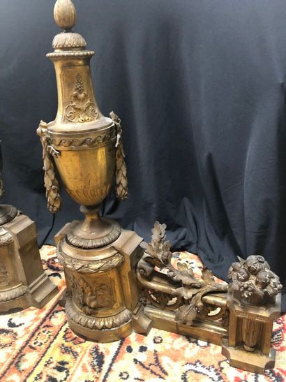 Paire de CHENETS en bronze doré, la partie...