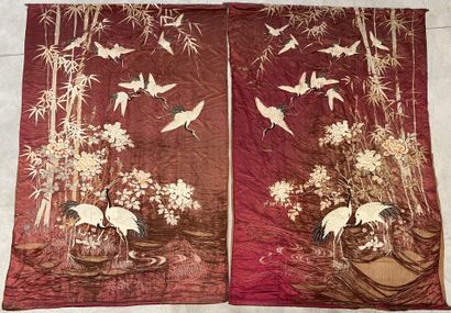 VIETNAM - vers 1900: 
PAIRE DE BRODERIES...