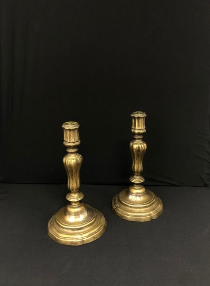PAIRE DE BOUGEOIRS, d'époque Louis XV, en...