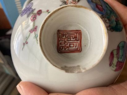 LOT en porcelaine comprenant: une théière...