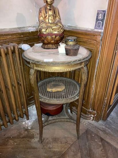 GUERIDON, de style Louis XV, en bois sculpté...