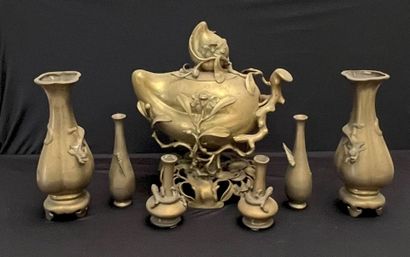 VIETNAM - Début du XXème siècle. 
GARNITURE...