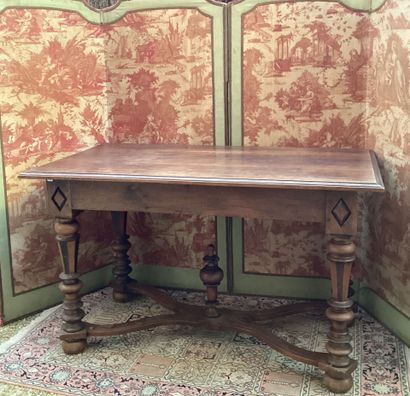 TABLE en noyer mouluré de style Louis XIV,...
