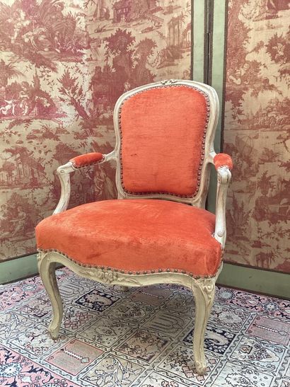 FAUTEUIL cabriolet en bois mouluré et sculpté...