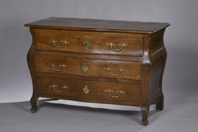 COMMODE en noyer mouluré et sculpté d'époque...